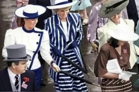 34年前，戴安娜一度模仿福姬，举止变得轻佻，用伞去戳朋友后背图片