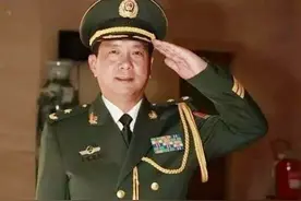 老山战场侦察英雄丁晓兵，被炸亲手割掉手臂，31年后成独臂少将图片
