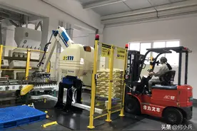宜兴的一家百年米厂生产车间出现拟人化机器手图片