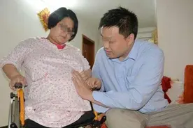 “无腿”妈妈试管生下双胞胎，如今5年过去，一家人现状如何？图片