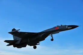 中国海军航空兵主力为何偏爱歼-11？航程超3000公里堪比轰炸机图片