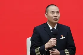 “中国机长”刘传健：3U8633航班成功备降离不开平时严苛的训练图片