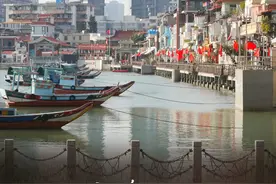 也许我只能沉默, 眼泪湿润眼眶…图片