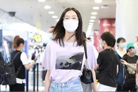 刘雯素颜现身机场，一身阳光少女装，清新还很有活力图片