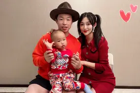 郭德纲徒弟烧饼晒全家福，儿子完美避过老婆基因，祖孙三代一张脸图片
