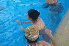 搞笑图文：滑稽搞笑的游泳比赛开始了图片