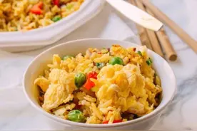 饿的时候，一顿炒饭就让我觉得很幸福图片