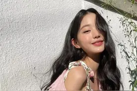 才17岁就玩油腻性感那一套，也太浪费这身好底子了吧图片