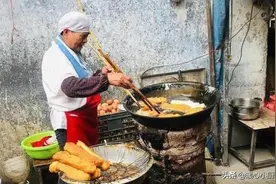 大爷卖“土豪油条”，一卖就是30年，一根3元，来晚小心买不到图片