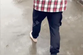 南京一大学生，下雨天光脚往回跑，3000块买的鞋子抱在怀里图片