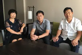 “错换人生28年”案开庭，患癌男子生身父母追加28万赔偿要求涉案医院公开道歉，律师揭秘当年怎样错抱图片