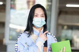 乘破姐姐王霏霏终于翻红，机场花式比耶对镜卖萌超可爱图片