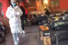 郑恺老婆苗苗回南阳老家，现身自家火锅店吃饭，包裹严实超低调图片