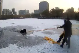 老人掉进冰窟窿  辅警与群众合力救人图片