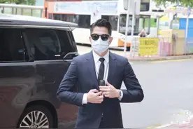 洪金宝暴瘦现身送别陈木胜导演，大肚腩消失，身形缩水撑不起衬衣图片