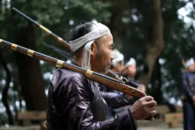95岁老猎户，下得一手好套子，有跳套有地套，专套兔子和野鸡图片