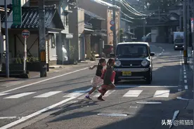 看看日本小学生怎么过马路 车让人行人怎么过马路图片
