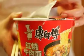 日本“泡面之父”吃了60年泡面，看到他的吃法，网友：以前吃错了图片