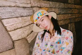 孟美岐绿洲与宋妍霏畅游迪士尼 戴动物耳朵草帽童心十足图片
