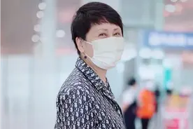 张凯丽穿“睡衣”走机场，2万多的短袖，却穿出了地摊货的既视感图片