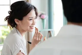 两性关系：不是情侣，“特别”的联系方式关系“不正常”图片