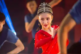 佟丽娅怎么了？皮肤暗淡无光，矮小无气质，大腿比助理小腿更细图片
