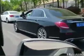 青岛男子脚伸窗外开车：我是舞蹈爱好者身体柔韧 | 一线微观图片