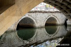 我国在2400多年前就有了“马路”一词，指供马车驰行的大路图片