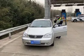 双腿残疾男子无证驾车上高速图片