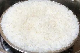 蒸米饭时，用冷水还是热水？教你饭店不外传做法，米饭软糯不夹生视频封面