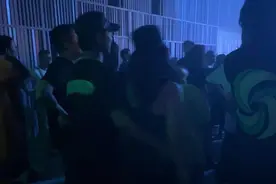 汪峰章子怡低调现身看演出，汪峰紧搂章子怡，保护欲十足秀恩爱图片