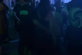 汪峰章子怡低调现身看演出，汪峰紧搂章子怡，保护欲十足秀恩爱图片