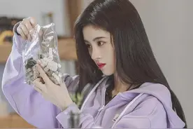 鞠婧祎低头撸猫，谁注意她的头发了？秃头少女酸成“柠檬精”图片