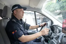 佛山街头突发事故，他穿上警用反光衣的那一刻，让人安心！图片