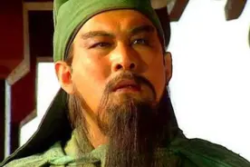 吕布在的时候，关羽狂不狂？为何到后面，关羽见谁都是插标卖首？图片