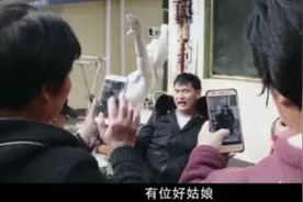 毫无隐私！大衣哥自曝家中曾遭无人机航拍，连上厕所都被拉合影图片