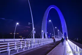 北京新首钢大桥和首钢园夜色图片