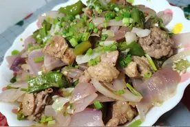 吃货追踪：洋葱烧鸭这样做，麻辣鲜香，好吃下饭的家常菜美食图片