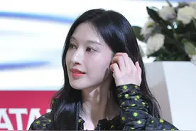 张俪恢复长发造型温柔知性 穿热裤秀雪白美腿图片