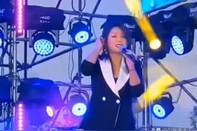35岁何洁落魄到景区商演！二婚后抚养四个娃，曾为减肥饿到胃痉挛图片