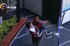 快递小哥“飙车”救人后续：公司奖励了图片