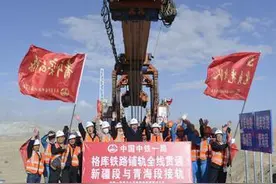 格库铁路全线铺轨贯通 新疆段攻克三项“之最”工程图片