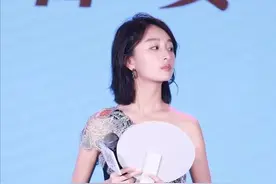28岁周冬雨瘦成纸片人，穿斜肩裙虽然撑不起来，但清冷气质很加分图片