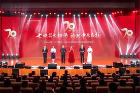 卫华集团董事长韩红安出席长垣一中“宪保”图书馆落成启用仪式图片