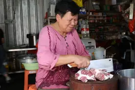 泉州60岁阿婆摆摊18年，5块钱一串的沙嗲肉串，每天能卖上百串图片