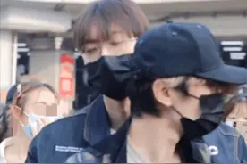 知名男星疑与路人起冲突，被队友拦下，只因粉丝堵路被吐槽讨厌？图片