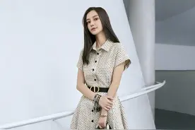 3组迪奥夏日街拍，戴同款耳环，张雪迎白衫黑裤秒胜杨颖波点长裙图片