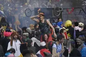 当街亲吻拥抱！法国6500人非法聚集狂欢，当地警方当场逮捕9人图片