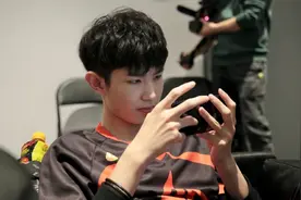王者荣耀“凉晨行为救队友”，牺牲自己只为救队友，RNGM苦活担当图片