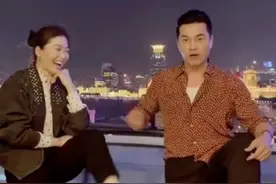 65岁吕良伟秀空气二郎腿，直呼被女星周丽淇撩，举止亲密惹争议图片